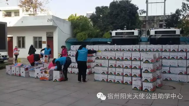 志愿者们迫不及待地打开温暖包物资开始快乐的分装.webp.jpg