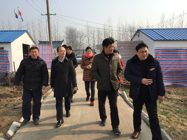 团市委副书记周乾坤参观瑞江牧业有限公司_副本.jpg