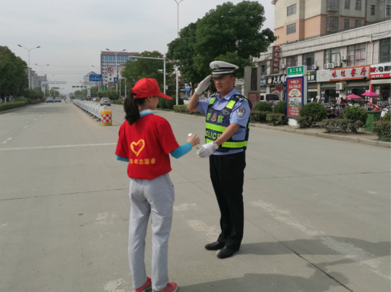 志愿者为执勤交警送去纯净水_meitu_11.jpg