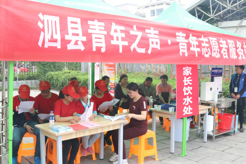 团县委组宣部长黄辉慧利用高考考生考试期间开设青年之声微课堂，为青年志愿者 讲授微邦APP软件使用方法_meitu_3.jpg