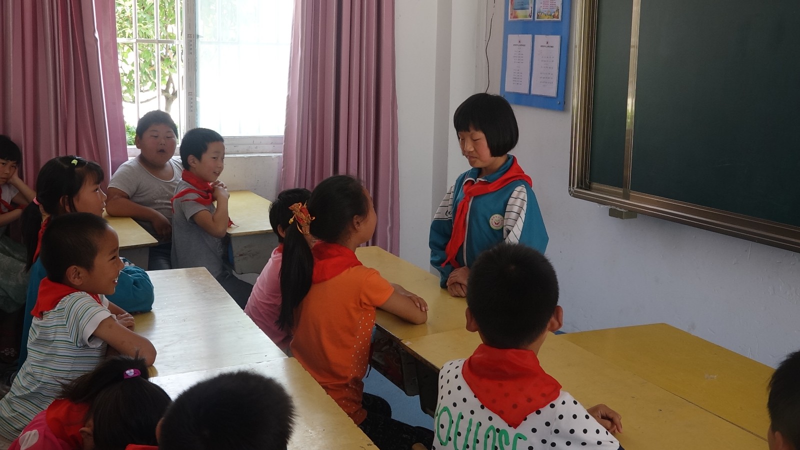李解同学与学生亲切交流，.JPG