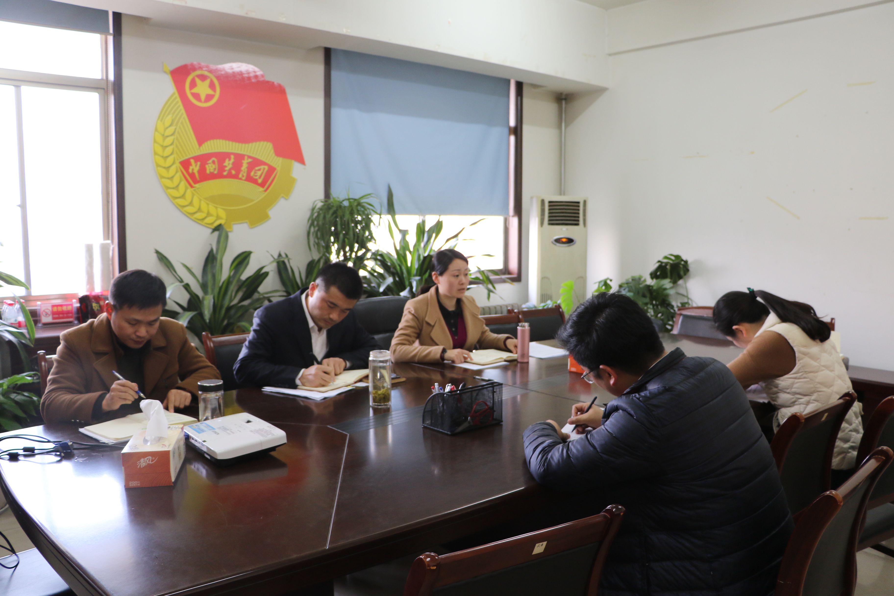 传达学习全市脱贫攻坚大会精神.JPG