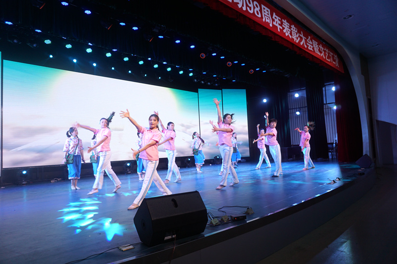 埇桥区纪念五四运动98周年表彰大会暨文艺汇演 (6).JPG