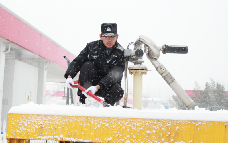 中石化青年员工扫出油站器具上的冰雪_meitu_1.jpg