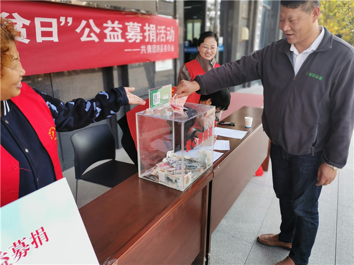 1017 政务服务中心门前开展社会募捐 (3).jpg