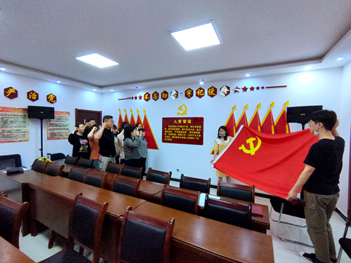 团区委新时代文明实践所开展重温入党誓词文明实践活动 (1)_副本.jpg