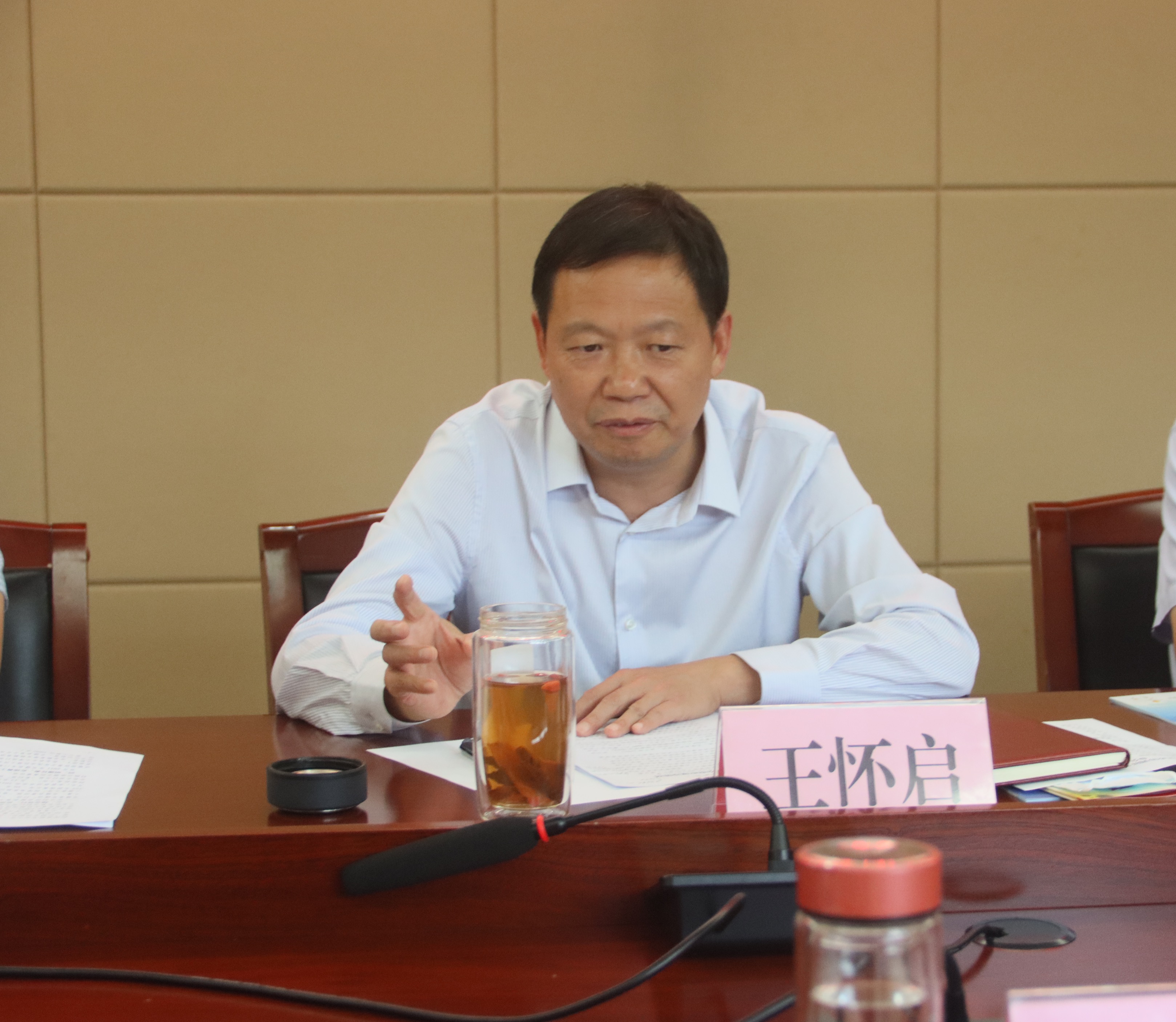 县政协主席王怀启参加座谈会并讲话.jpg