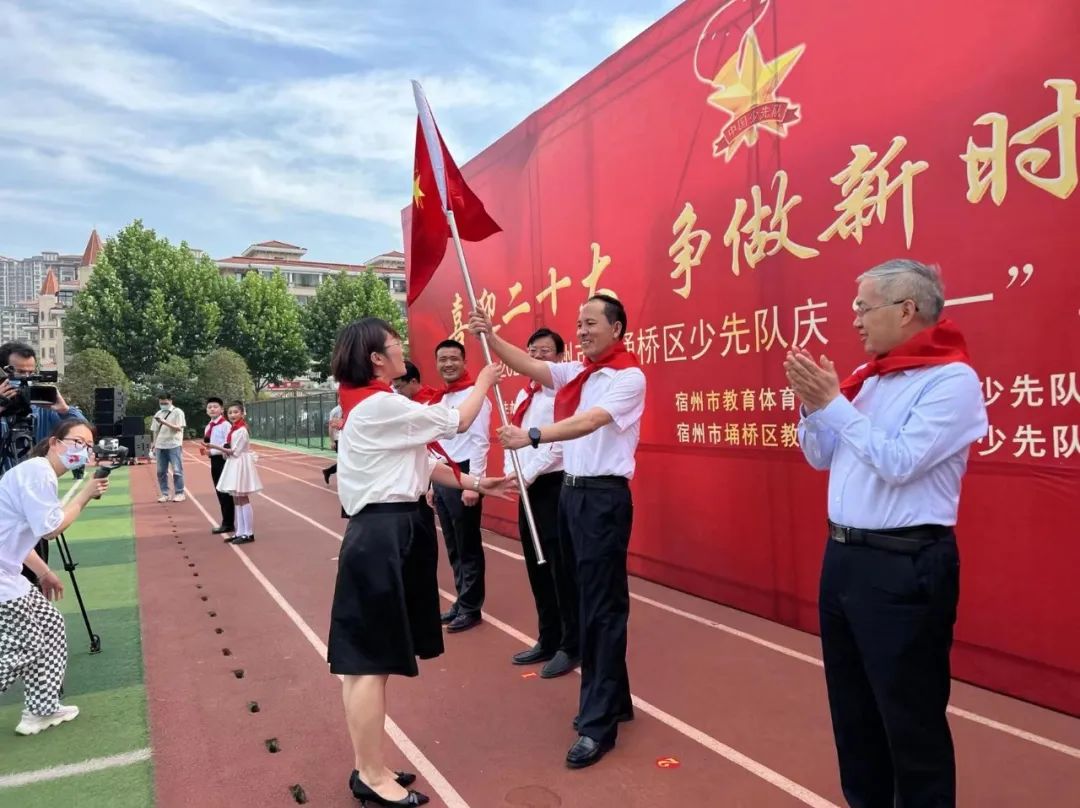 副市长、市公安局局长杨永春为新建中队授旗.jpg